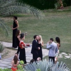 ensaladadecelebridades:  Así lucieron los flamantes novios, Adam Levine y Behati Prinsloo ayer durante su boda en Cabo San Lucas, México. La modelo optó por un vestido negro💍💏   (en Noticias en twitter: @EnCelebridades)