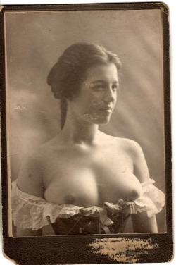 mudwerks:  Victorian Breasts (by Wooway1)  So I should probably find some joke about boobs but mostly all I wanna do is point that through a lot of the victorian age, corsets weren&rsquo;t really overbust, and that the chemise is the bit that kept the