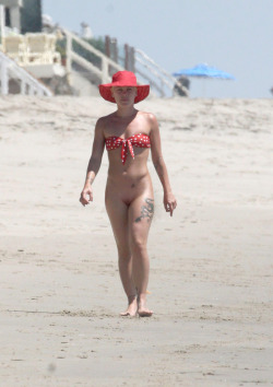 pornwhoresandcelebsluts:  sexystars:  Singer Pink (aka Alecia Moore) caught taking a bottomless stroll on the beach in Malibu  Pink spotted bottomless on a nude beach!