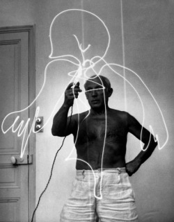 ditokadum:  exhibition-ism:  You see people doing these weird moving light photographs all the time, and it may seem like a pretty new-ish thing, but how cool is it that PABLO PICASSO was doing it way back in 1949!?!? Life Magazine’s Gyon Mili visited