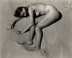 houkgallery:  Edward Weston (American, 1886-1958)Nudes on Dunes, Oceano, 1936 TGIF! 
