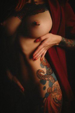 wickedlye: No one expects the girl… with an octopus tattoo…