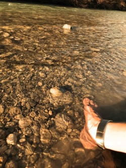 dreckigefuesse:  Taking a short break for a „refreshment“ down by the river and cleaning my filthy soles…