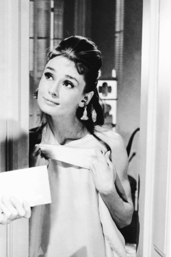 hepburndeneuvekelly:  Audrey Hepburn in “Breakfast at Tiffany’s” dir. Blake Edwards (1961).