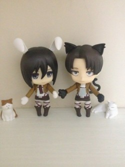  RivaMika Nendoroid Theater: Bunny!Mikasa &amp; Cat!LeviBy 野宫百合子 aka kuranblr (Reposting w/ permission)  Based off of the comic by ゆーじく (Translation here):  