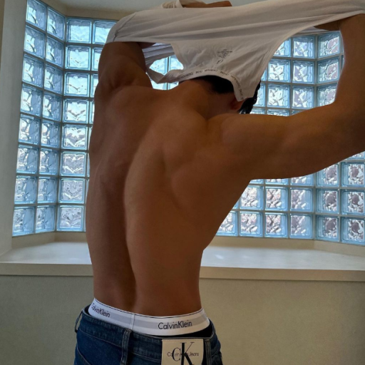 backmuscles:Robbie Amell