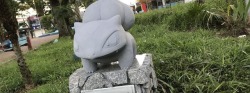 wind-on-the-panes:  bulbasaur-propaganda:  Residents of Suzano, in the São Paulo Metropolitan Region, met an unexpected visitor for Community Day: a statue of the Pokémon Bulbasaur, which emerged in one of the city’s main squares. The statue brings