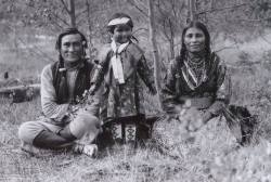 tsoki:  tate-iyohiwin:  iweon:  A very beautiful image of these smiley blackfoot. It seemed everything was alright… Photograph by Mary T. S. Schaffer in 1907.    I just love how humanizing this is, it’s the first time I’ve seen us not depicted as