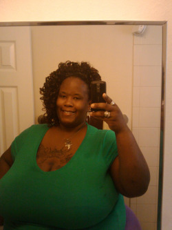 i-prefer-plussize:  Now that’s a Whole Lotta Woman!  MUAH BABY!! 