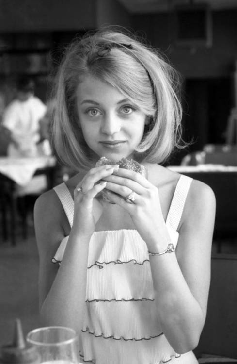 blondebrainpower:  A teenage Goldie Hawn - Mid 1960′s  