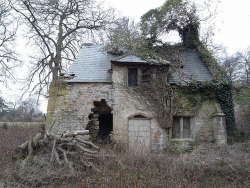 clavicle-moundshroud:  Run down cottage in Wiltshire. https://www.flickr.com/photos/byjr/ 