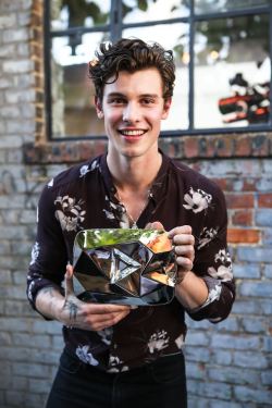boyzoo:  Shawn Mendes with YouTube’s “Diamond Play Button” at Rolling Stone The Relaunch event