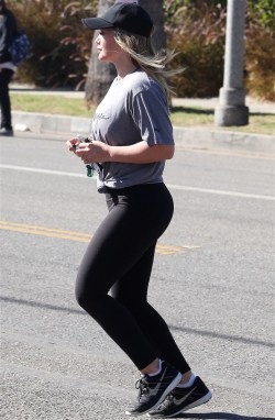 celebtights:Hillary Duff gigantic ass in leggins