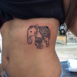 #Tattoo #tattoos #Tatto #tatu #tatuaje #tatuajes #hindu #elefante #lineas #linea #elephant  #costillas #pecho #rib #ribs #venezuela #lara #barquisimeto
