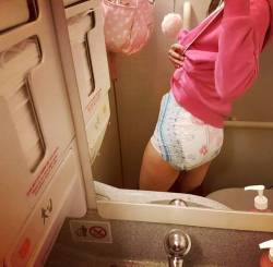 I&rsquo;m diapered in the airplane 