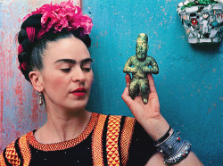 vintagegal:  Frida Kahlo holding an Olmeca figurine at her home, La Casa Azul. Photo by Nickolas Muray, 1939.