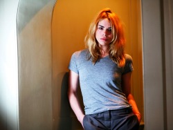 doctorandroseinatardis:  I love this pic of Billie Piper. So simple and so great.