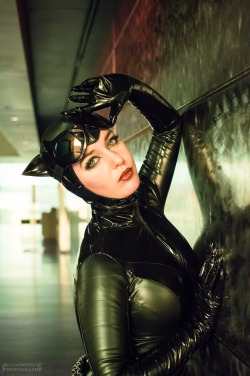lisa-lou-who:Selina Kyle &lt;3This was an insomnia project— I gave my friend Julie a list of cosplays she could shoot that I had on hand, and she picked Catwoman. My brain started churning, realizing I was unhappy with my original catsuit, and with