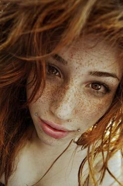 mizzjade:  iamrickyhoover:  dink-182:  little-dandelions:  peita:  This is not fair.  Oh my goodness. Absolutely stunning!  Ok I want a new face  Girls a babe and her freckles are beautiful.  Those freckles. That hair. 