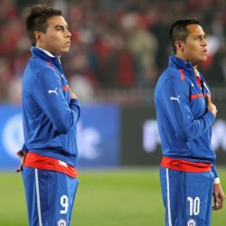 camarinesfutboleros:  Eduardo Vargas (26 años, actual jugador del TSG 1899 Hoffenheim), y Alexis Sanchez ( 27 años, actual jugador del Arsenal)Cantar el himno patrio con el pico parao, eso si es chileno. Y nosotros lo agradecemos.