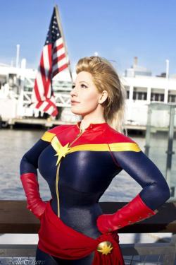 xcyclopswasrightx:  xcyclopswasrightx:  xcyclopswasrightx: Cosplayer Bellechere as Captain Marvel  This post had less than 100 notes yesterday. Looks like it found its way into the cosplayer circles of tumblr though.Even got a reblogg from Gail Simone,