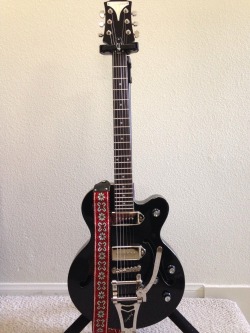 shellfishflavoredcandy:  brightclear fuckgamergate HERE IT IS I cried opening it it’s so beautiful. THE SIDES ARE SPARKLY. SPARKLY!!!!! It’s an semi-hollow Epiphone WildKat I love it so much it feels so nice and sounds so nice I can’t believe. The