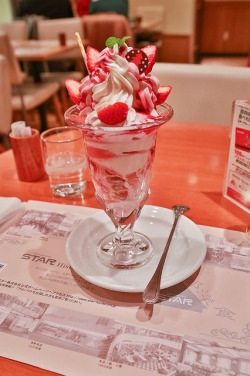 fuckyeahjapanandkorea:  Strawberry Parfait by Qiaoling “Cedar” Liu 