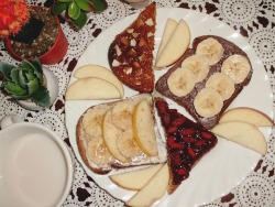 oatflake:  hello cute flowers!i had a super breakfast this morning, it was perfect:three whole grain toast topped with tofu spread + banana + apple + cinnamon&amp;honey; vegan hazelnut spread + banana; half with berry jam + goji berries and the other