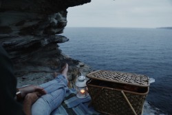 fores-ttrial:  shesgonelalaa:  Babe, ocean, picnic forever  I’ve never seen anything so perfect. 
