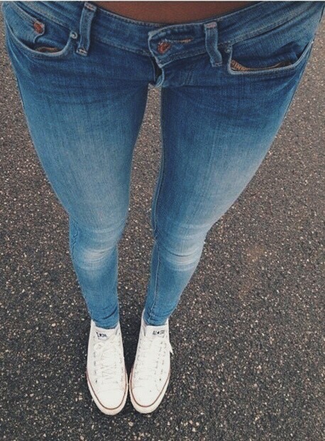 cute outfits with jeans and converse