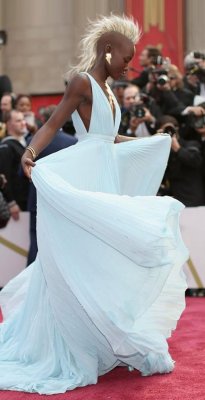 nahtzen:  blvck-n-gold: Lupita Nyong’o as Storm  AT FIRST I SAW THE FIRST PIC AND THOUGHT “THIS IS AWESOME” AND THEN I SAW THE SECOND ONE AND THOUGHT “AHHH IT GOT BETTER”