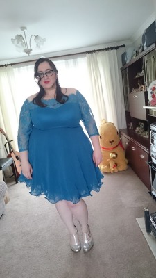 chubby-bunnies:  Fat Elsa - fat girls can be princesses too! UK size 22. You can find outfit details and more photos here