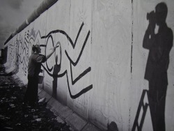 Keith Haring painting the Berlin Wall, 1986