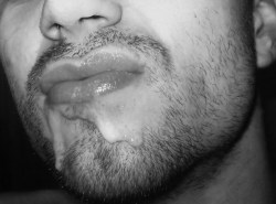 2hot2bstr8:  kiss me with those cum-stained lips and let me feel that scruff tickle my face♡♡♡  sooooooo hot and sexy, mmmmm! 