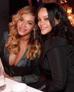 fatandbougie:  drnkonlove:  BEYONCÉ + RIHANNA  i never noticed this but now that i’m seeing them stand forehead to forehead, Beyonce got a big ass forehead just like rihanna. 