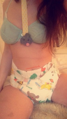 justalittlebaby:  rroseyredcheeks:  I adulted really hard today so as soon as I got home I put on my diapies ☺️ I love rearz safari they are so thick 
