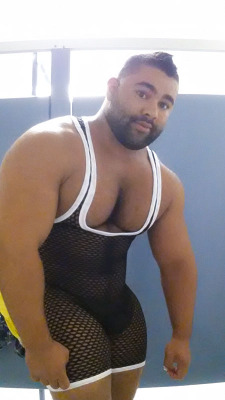 bigguythings:  snwcub270:  campusbeefcake:  noodlesandbeef:  Okay, honest opinion guys: Mesh Singlet…yay or nay?  holy mother of fishnet  Yea  Just Big Guys: This is how a Real Man looks, 9/10 