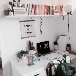 studyfulltime: 30•12 UPDATED: study space organisation✎  Pic 1-overview….my pretty books shelf &amp; the desk itself. Must haves: pens, plants, bullet journal, water, candles. I store journals/papers in the magazine file on the desk.  Pic 2-Old/complete