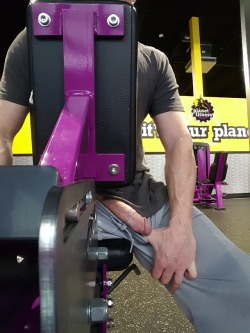 publicdicksplay:  Fan Submission: Gym Chronicles   Planet fitness…..830am