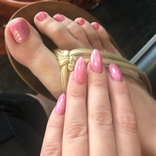 mcbass72:     Tongues and toes! Reblog if you suck toes! 