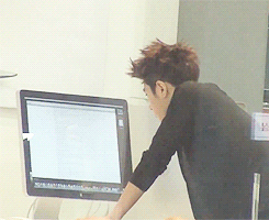 chandoo:  myungsoo testing out the computers at concierge/the apple store   