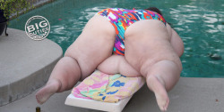 morbidlyhopeless: Looks comfy! Get obese enough to use your belly for a cushion. [Model:Bigcutie Trysta] 