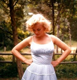 infinitemarilynmonroe:  Marilyn Monroe photographed by Sam Shaw, 1957.