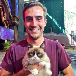 9gag:  Grumpy Cat and Ridiculously Photogenic Guy at Disneyland