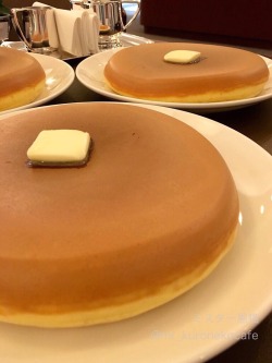 sirl33te:  playugly:  jly:  fonzworthcutlass:  kumasenpai:  Brah  damn she thicc  these pancakes have been to dr. miami  damn im tryna slide thru  your girl gone to the store and she leaves you alone with these pancakes. what you gonna do? 