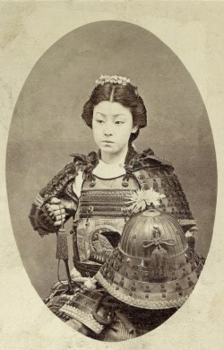 minas–morgul:  bornbetweentwosigns:   Onna-bugeisha (女武芸者)    A type of female warrior belonging to the Japanese upper class. They are sometimes mistakenly referred to as female samurai, although this is an oversimplification. Onna bugeisha