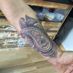 #Tatto #Tattoo #tatuaje #tatu #ink #inked #inkup #inklife #bacteria #hindu #brazo #mandala #venezuela #lara #barquisimeto #lines #lineas #sombras #shadows