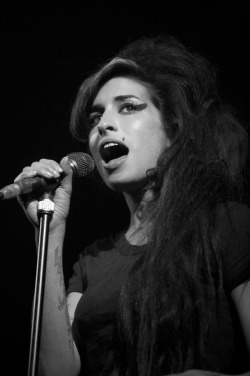 amywinehousequeen:Amy Winehouse performing live at The Octagon in Sheffield, 2007