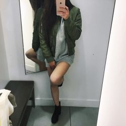 real-asian-ladies:  Dressing room