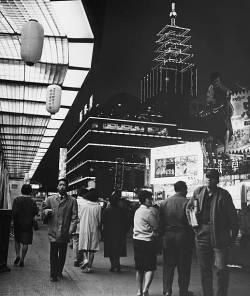 s-h-o-w-a:Street scene in the Asakusa district of Tokyo, circa 1960